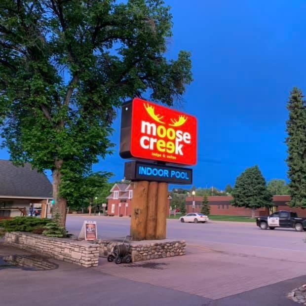 Moose Creek Lodge & Suites โคดี ภายนอก รูปภาพ