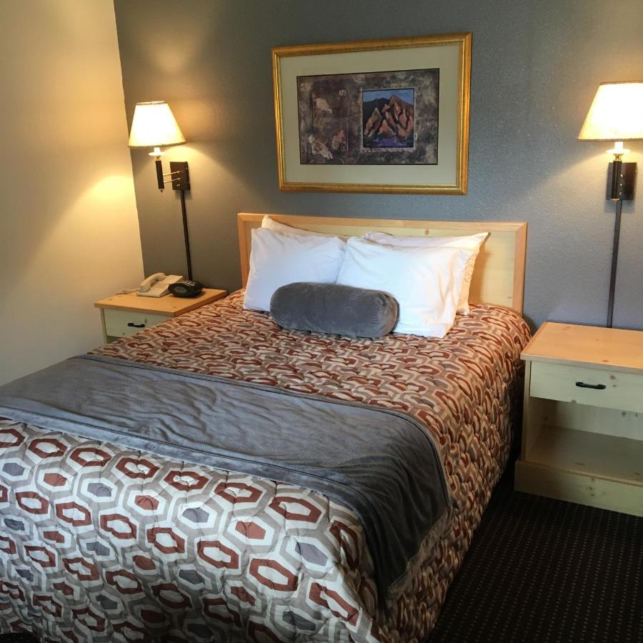 Moose Creek Lodge & Suites โคดี ภายนอก รูปภาพ