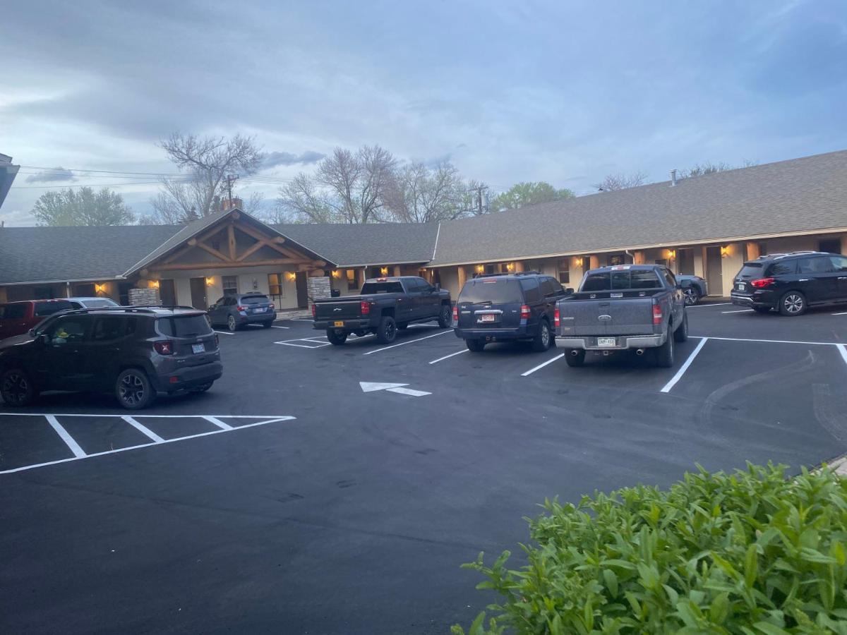 Moose Creek Lodge & Suites โคดี ภายนอก รูปภาพ