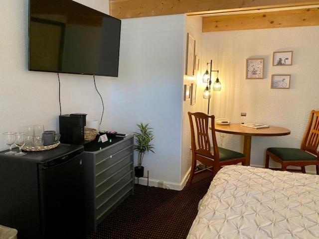 Moose Creek Lodge & Suites โคดี ห้อง รูปภาพ